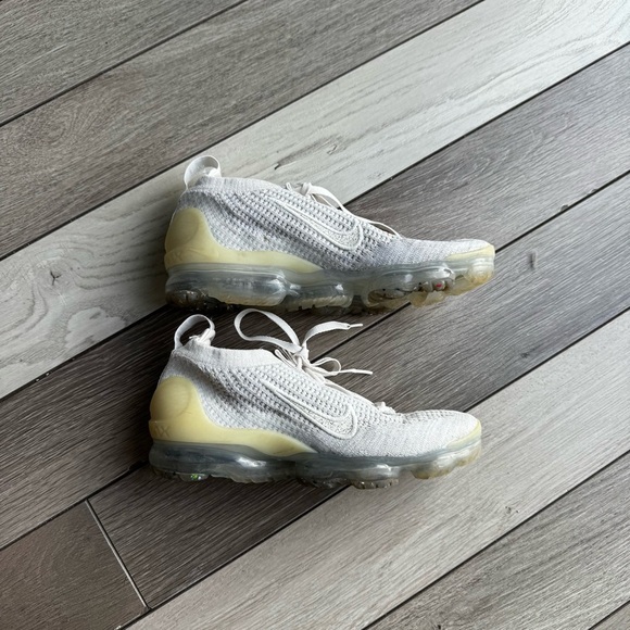 Nike Women's Air VaporMax 2021 Flyknit Shoes | Size: 7 | Pre-Owned Condition - Picture 2 of 7